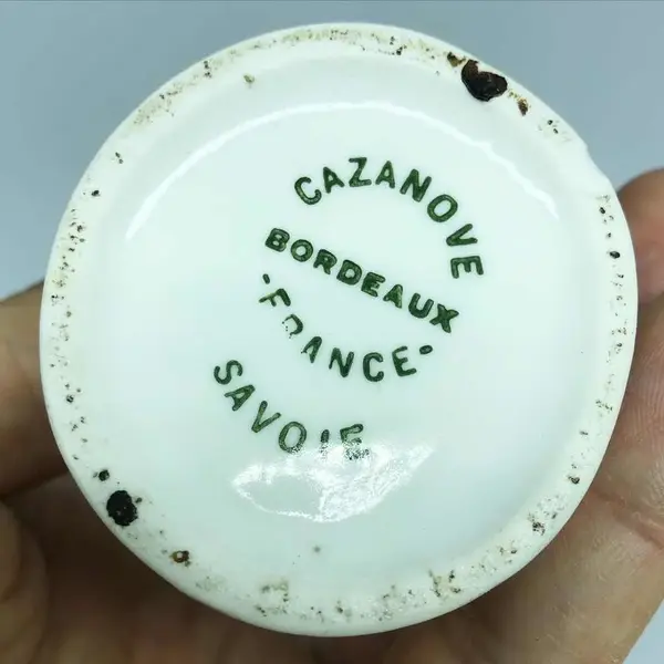 Foto de um(a) Antiga Coleção Garrafinhas Licor Francês Cazanove Bordeaux, da categoria de Garrafas, potes e jarros. Antiga coleção com 3 garrafinhas de licor Cazanove Bordeaux, em porcelana francesa. Altura 15cm cada. Mostrado de uma perspectiva diferente. Vendido no marketplace Trésors.
