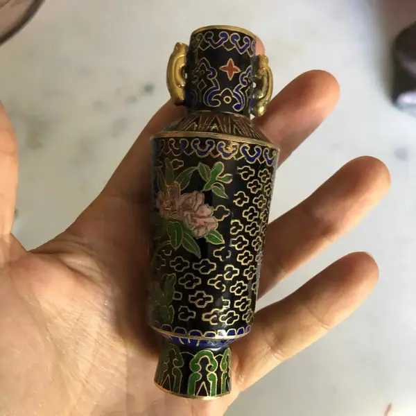 Foto de um(a) Antigo Pequeno Vaso Em Bronze Cloisonné, da categoria de Vasos. Antigo pequeno vaso com alças, em bronze cloisonné feito à mão. Impecável.Altura 11cm. Mostrado de uma perspectiva diferente. Vendido no marketplace Trésors.