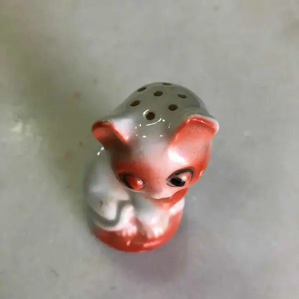 Foto de um(a) Antigo Paliteiro De Gato Em Porcelana Alemã Art Deco, da categoria de Paliteiros. Antigo Paliteiro De Gato Em Porcelana Alemã Art Dec. Peça de coleção Século XX. Mede aprox 6cm. Mostrado de uma perspectiva diferente. Vendido no marketplace Trésors.