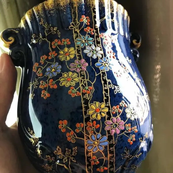 Foto de um(a) Antigo Vaso Art Deco Porcelana Inglesa Crown Devon Pintado, da categoria de Vasos. Crown Devon. Porcelana inglesa pintada à mão com lindas flores. Período Art Deco. Peça catalogada. Meados do século XX.... Mostrado de uma perspectiva diferente. Vendido no marketplace Trésors.