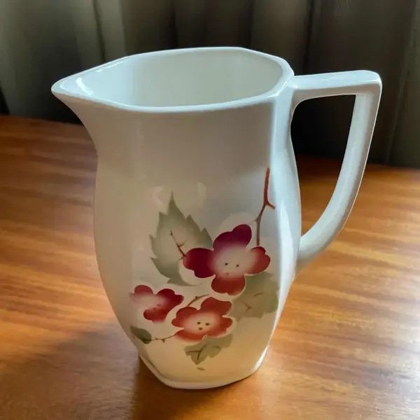 Foto de um(a) Antiga Jarra Art Deco Porcelana Faiança Majólica Alemã, da categoria de Jarros. Antiga jarra em faiança/majólica alemã. Decoração floral típica do período Art Deco. Peça numerada.Medidas 16x13cm. Mostrado de uma perspectiva diferente. Vendido no marketplace Trésors.