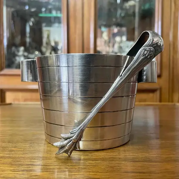 Foto de um(a) Antigo Pequeno Balde De Gelo Prata Inglesa Epns Art Deco, da categoria de Baldes de Gelo. EPNS. Antigo e pequeno baldinho de gelo em prata inglesa. Acompanha linda pinça com garras de animal. Período Art Deco.... Mostrado de uma perspectiva diferente. Vendido no marketplace Trésors.