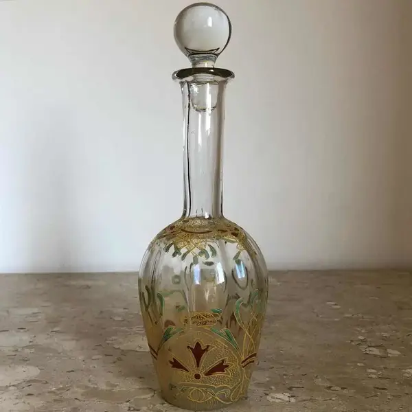 Foto de um(a) Antiga Garrafa Licoreira Vidro Veneziano Art Deco, da categoria de Garrafas. Antiga e fina garrafa licoreira em vidro artístico veneziano soufflé gomado, com belíssima decoração floral pintada à mão e... Mostrado de uma perspectiva diferente. Vendido no marketplace Trésors.