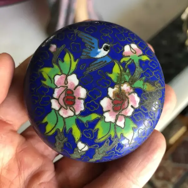 Foto de um(a) Antigas Caixinhas De Coleção Em Bronze Cloisonné, da categoria de Cestos e Caixas. Caixinhas em bronze com trabalho de esmalte feito a mão. Meados do século XX. Medem 5cm aproximadamente. Mostrado de uma perspectiva diferente. Vendido no marketplace Trésors.