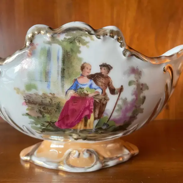 Foto de um(a) Antiga Floreira Centro De Mesa Porcelana Dp Cena Galante, da categoria de Cachepot. Antigo cachepot, floreira ou centro de mesa em porcelana nacional com cenas galantes. Detalhes com filetes de ouro. Peça... Mostrado de uma perspectiva diferente. Vendido no marketplace Trésors.