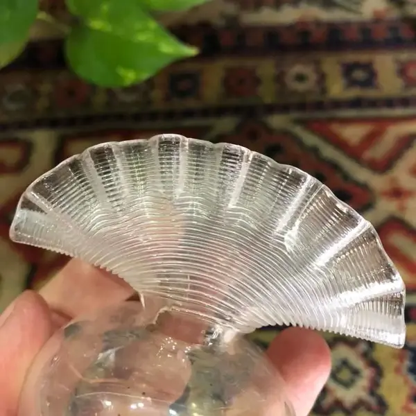 Foto de um(a) Antigo Pequeno Vasinho De Coleção Cristal Veneziano Crespo, da categoria de Vasos. Antigo vasinho de coleção em cristal veneziano, com a borda plissada. Perfeitinho. Peça muito antiga e bem conservada,... Mostrado de uma perspectiva diferente. Vendido no marketplace Trésors.