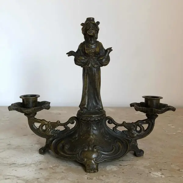 Foto de um(a) Antigo Castiçal Candelabro Art Nouveau Pétit Bronze Francês, da categoria de Castiçais. Antigo e lindo candelabro para duas velas, estilo Art Nouveau, em pétit bronze francês, representando jovem com patos.... Mostrado de uma perspectiva diferente. Vendido no marketplace Trésors.