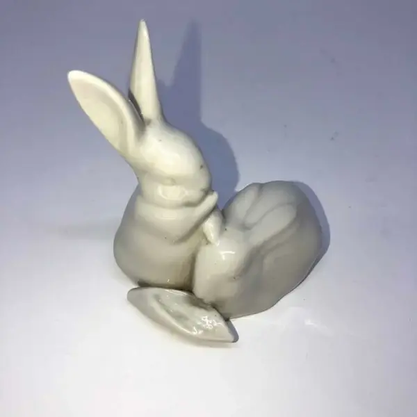 Foto de um(a) Antigo Bibelô Pequena Escultura Coelho Porcelana Herend, da categoria de Modelos e estatuetas. Antigo bibelô, pequena escultura colecionável em porcelana artística do estilo Art Deco representando casal de coelhos em... Mostrado de uma perspectiva diferente. Vendido no marketplace Trésors.