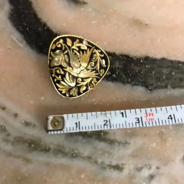 Foto de um(a) Antigo Delicado Broche Dourado Espanhol Em Ouro Toledo, da categoria de Outros colecionáveis. Década de 1970. Em ótimo estado de conservação Aproximadamente 2cm. Mostrado de uma perspectiva diferente. Vendido no marketplace Trésors.