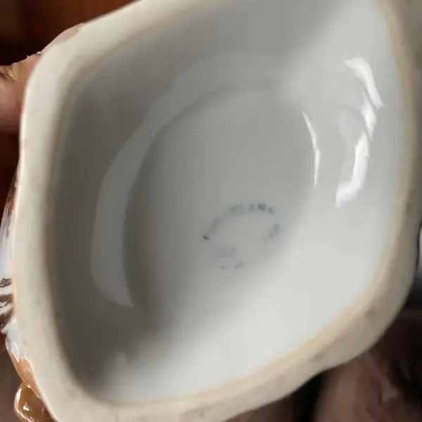 Foto de um(a) Antiga Floreira Centro De Mesa Porcelana Dp Cena Galante, da categoria de Cachepot. Antigo cachepot, floreira ou centro de mesa em porcelana nacional com cenas galantes. Detalhes com filetes de ouro. Peça... Mostrado de uma perspectiva diferente. Vendido no marketplace Trésors.