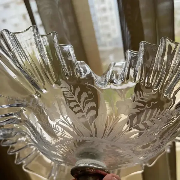 Foto de um(a) Antigo Prato Centro De Mesa Wmf Art Nouveau Cristal Francês, da categoria de Centro de mesa. Antigo e diferente prato de cristal com base em metal prateado WMF. Pode ser uma fruteira ou um porta cartões. Cristal... Mostrado de uma perspectiva diferente. Vendido no marketplace Trésors.