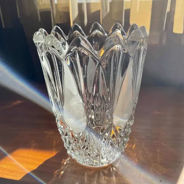 Foto de um(a) Antigo Vaso Art Deco Cristal Francês Diamante Satiné, da categoria de Vasos. Antigo e fino vaso em cristal francês lapidação pontas de diamante, com detalhes em satiné. Período Art Deco.Medidas 19x14cm. Mostrado de uma perspectiva diferente. Vendido no marketplace Trésors.