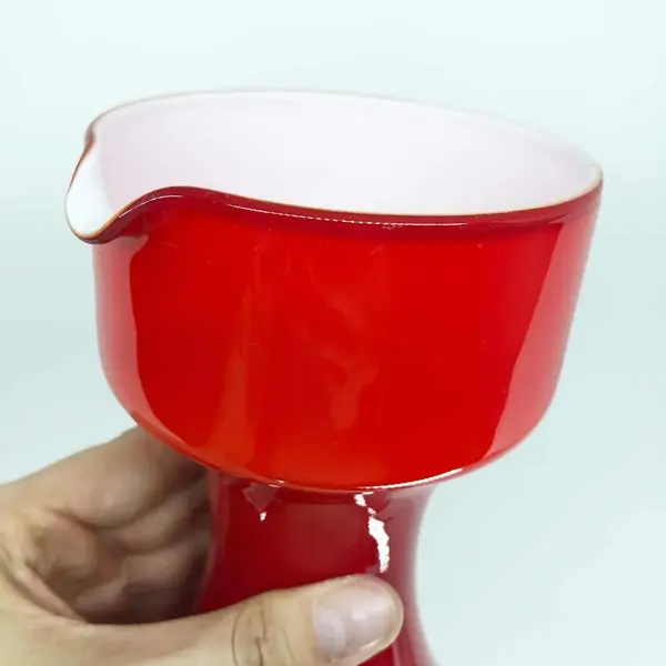Foto de um(a) Antiga Diferente Jarra Coqueteleira Art Deco Vidro Leitoso, da categoria de Garrafas, potes e jarros. Antiga e diferente jarra Art Deco, em vidro opalinado (sandwich glass) da mesma época das garrafas pescoçudas de bola.... Mostrado de uma perspectiva diferente. Vendido no marketplace Trésors.