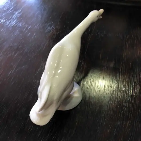 Foto de um(a) Antiga Linda Escultura De Pato Porcelana Espanhola Lladró, da categoria de Escultura. Lladró. Linda escultura representando pato em movimento, feito à mão, em finíssima porcelana espanhola, da famosa manufatura... Mostrado de uma perspectiva diferente. Vendido no marketplace Trésors.