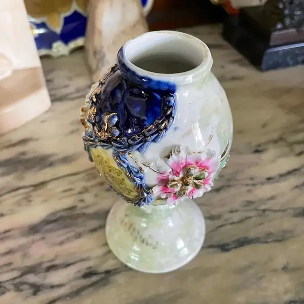Foto de um(a) Antigo Raro Mate Cuia Isabelina Em Porcelana Alemã, da categoria de Garrafas, potes e jarros. Antigo “mate” cuia isabelina, em porcelana alemã, moldada e pintada à mão, acabamento com filetes em ouro. Alemanha, meados... Mostrado de uma perspectiva diferente. Vendido no marketplace Trésors.