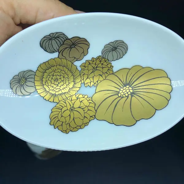 Foto de um(a) Antigo Raro Conjunto Cigarreira Isqueiro Cinzeiro Rosenthal, da categoria de Cigarreiras e piteiras. Rosenthal. Antigo e especial conjunto para fumantes. Composto de isqueiro, caixa cigarreira e cinzeiro. Feitos em porcelana... Mostrado de uma perspectiva diferente. Vendido no marketplace Trésors.