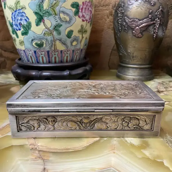 Foto de um(a) Antiga Caixa Decorativa Porta Jóias Prata Francesa Nouveau, da categoria de Cestos e Caixas. Antiga e linda caixa decorativa porta jóias francês em metal espessurado a prata, peça toda trabalha, com muita riqueza de... Mostrado de uma perspectiva diferente. Vendido no marketplace Trésors.