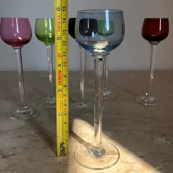 Foto de um(a) Antigos Cálices De Licor Art Deco Cristal Francês Colorido, da categoria de Taças. Antigo conjunto com 6 delicados cálices de pé alto em cristal francês colorido. Período Art Deco. Muito colecionáveis e... Mostrado de uma perspectiva diferente. Vendido no marketplace Trésors.