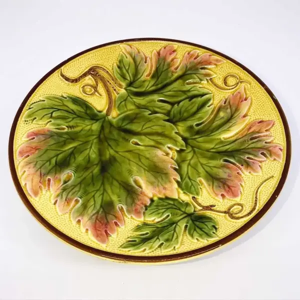 Foto de um(a) Antiga Fruteira Boleira Faiança Majolica Alemã Art Nouveau, da categoria de Fruteiras. Antiga e decorativa fruteira/boleira em faiança/majolica alemã, linda coloração e decoração de folhas em relevo, início do... Mostrado de uma perspectiva diferente. Vendido no marketplace Trésors.