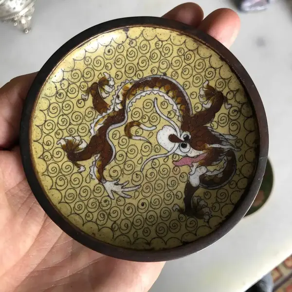 Foto de um(a) Antigos Pratos Decorativos Bowl Bronze Cloisonné - 3und, da categoria de Pratos Decorativos. Coleção com 3 pratinhos em bronze esmaltados à mão. Medem 9,5 cm / cada. Mostrado de uma perspectiva diferente. Vendido no marketplace Trésors.