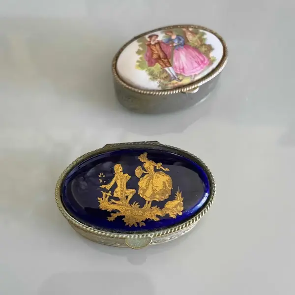 Foto de um(a) Limoges Antigo Raro Par Caixinhas Coleção Porcelana França, da categoria de Cestos e Caixas. Antigo par de caixinhas de coleção em porcelana artística francesa, pintadas à mão, com filetes de ouro e detalhes em... Mostrado de uma perspectiva diferente. Vendido no marketplace Trésors.