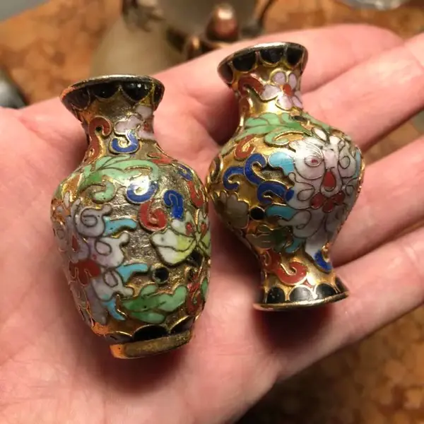 Foto de um(a) Antiga Coleção Com 4 Vasinhos Miniatura Em Bronze Cloisonné, da categoria de Vasos. Antiga coleção com 4 lindos vasinhos diferentes, em bronze Cloisonné. Perfeitinhos Altura 5cm cada. Mostrado de uma perspectiva diferente. Vendido no marketplace Trésors.