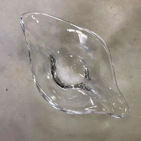 Foto de um(a) Antigo Bowl Enfeite Cristal Francês Daum Nancy Assinado, da categoria de Objetos decorativos. Impecável. Peça legítima e assinada. Altura 4cm Diâmetro 14cm. Mostrado de uma perspectiva diferente. Vendido no marketplace Trésors.