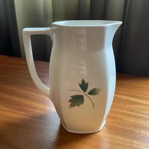 Foto de um(a) Antiga Jarra Art Deco Porcelana Faiança Majólica Alemã, da categoria de Jarros. Antiga jarra em faiança/majólica alemã. Decoração floral típica do período Art Deco. Peça numerada.Medidas 16x13cm. Mostrado de uma perspectiva diferente. Vendido no marketplace Trésors.