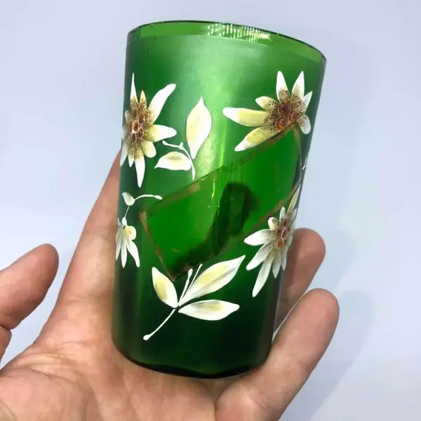Foto de um(a) Antigo Copo Em Vidro Veneziano Verde Art Nouveau Pintado Mao, da categoria de Copos e taças. Início do século XX, ricamente pintado à mão.Medidas 10x6,5cm. Mostrado de uma perspectiva diferente. Vendido no marketplace Trésors.
