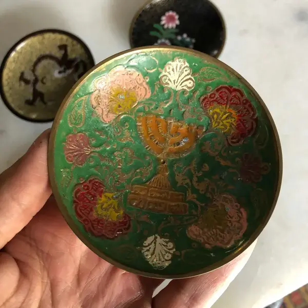 Foto de um(a) Antigos Pratos Decorativos Bowl Bronze Cloisonné - 3und, da categoria de Pratos Decorativos. Coleção com 3 pratinhos em bronze esmaltados à mão. Medem 9,5 cm / cada. Mostrado de uma perspectiva diferente. Vendido no marketplace Trésors.