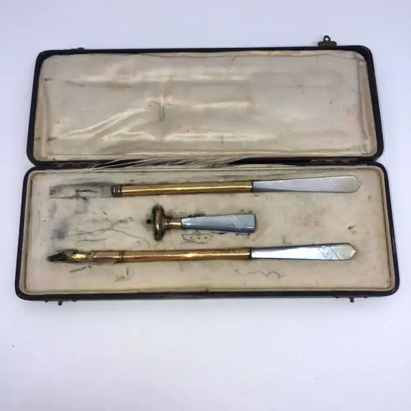 Foto de um(a) Antigo Kit Escritório Caneta Carimbo Lapiseira Madrepérola, da categoria de Itens de Escritório. Antigo kit de escritório, composto de caneta, lapiseira e carimbo. Em metal dourado com cabo em legítima madrepérola. No... Mostrado de uma perspectiva diferente. Vendido no marketplace Trésors.