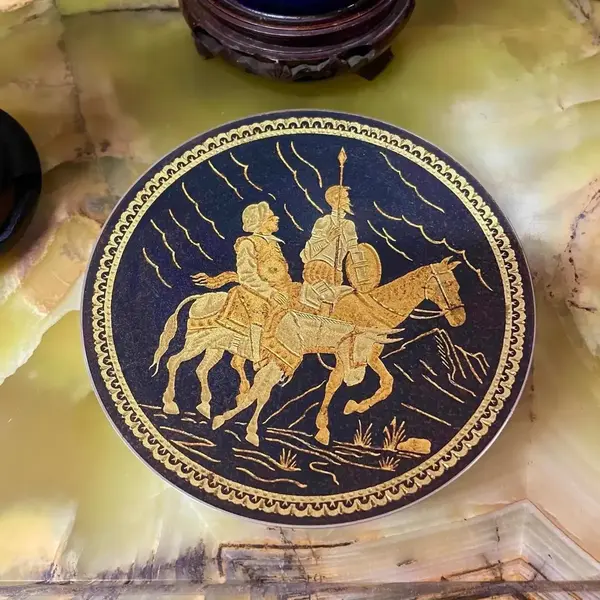 Foto de um(a) Antigo Porta Cartões Dom Quixote Ouro Toledo Damasquinado, da categoria de Pratos Decorativos. Ouro Toledo, Damasquinado. Antigo e lindo pratinho, porta cartões em metal com decoração em relevo de Don Quixote e Sancho... Mostrado de uma perspectiva diferente. Vendido no marketplace Trésors.