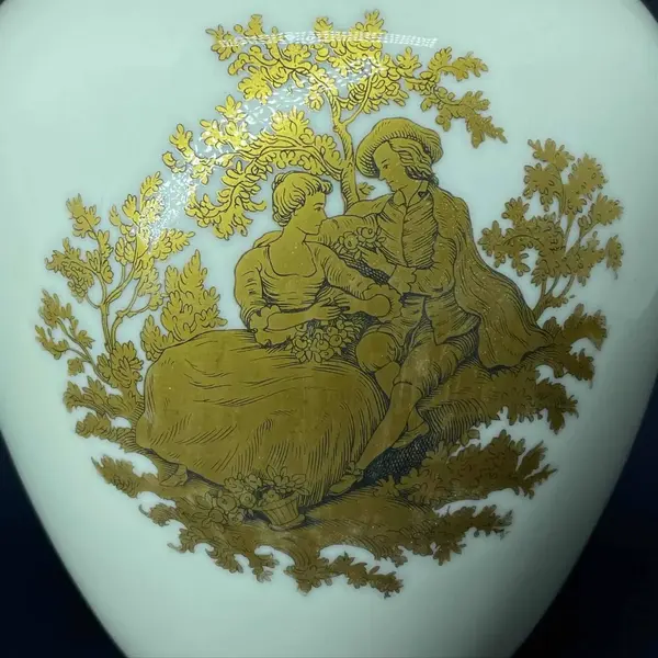 Foto de um(a) Antigo Raro Potiche Porcelana Alemã Bavaria Lindner Kueps, da categoria de Vasos. Lindner Kueps - Bavaria. Antigo e lindo potiche em porcelana artística alemã, decoração com flores e cenas galantes pintada... Mostrado de uma perspectiva diferente. Vendido no marketplace Trésors.