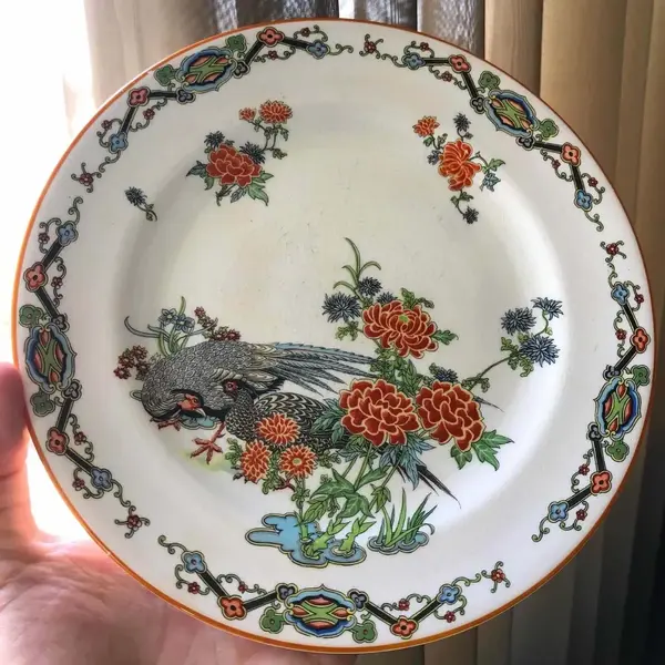 Foto de um(a) Antigo Prato Decorativo Porcelana Inglesa John Haddock & Sons, da categoria de Pratos Decorativos. John Haddock & Sons - Royal Vitreous. Antigo prato em porcelana inglesa, belíssima decoração floral com pavões. Início do... Mostrado de uma perspectiva diferente. Vendido no marketplace Trésors.
