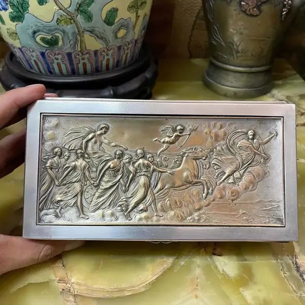 Foto de um(a) Antiga Caixa Decorativa Porta Jóias Prata Francesa Nouveau, da categoria de Cestos e Caixas. Antiga e linda caixa decorativa porta jóias francês em metal espessurado a prata, peça toda trabalha, com muita riqueza de... Mostrado de uma perspectiva diferente. Vendido no marketplace Trésors.
