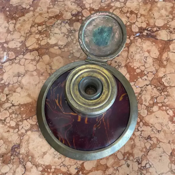 Foto de um(a) Antigo Raro Tinteiro Art Deco Em Bronze Francês, da categoria de Itens de Escritório. Antigo raro tinteiro Art Deco em bronze. Período Art deco. França. Meados do século XX.Diâmetro 13cm. Mostrado de uma perspectiva diferente. Vendido no marketplace Trésors.