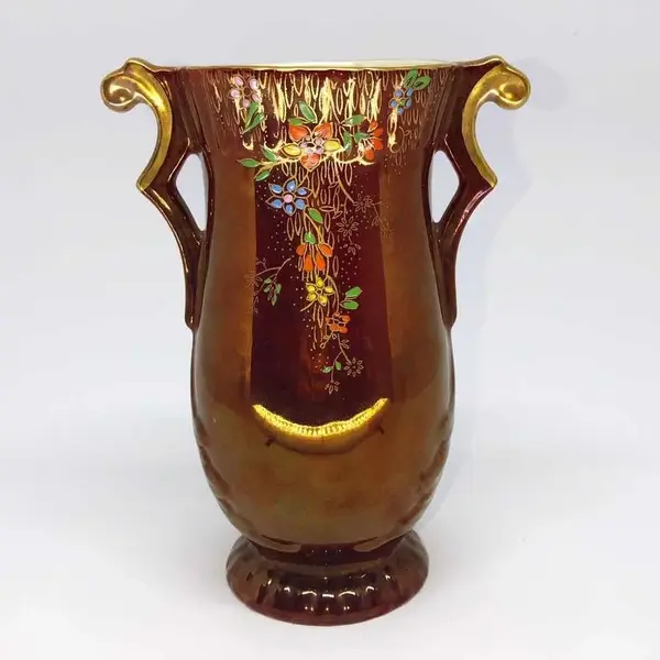 Foto de um(a) Antigo Vaso Art Deco Em Porcelana Inglesa Crown Devon, da categoria de Vasos. Crown Devon. Porcelana inglesa pintada à mão com lindas flores. Período Art Deco. Peça catalogada. Meados do século XX.... Mostrado de uma perspectiva diferente. Vendido no marketplace Trésors.