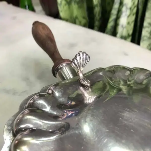 Foto de um(a) Antigo Lindo Cinzeiro Cata Migalhas Em Prata Art Deco, da categoria de Cinzeiros e coletores. Em ótimo estado de conservação, parece ter sido pouquíssimo usado. Apenas na tampa tem uma pequeno desgaste natural da prata... Mostrado de uma perspectiva diferente. Vendido no marketplace Trésors.