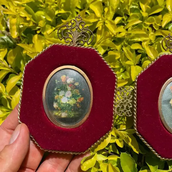 Foto de um(a) Antigo Quadrinho Tríptico Com Veludo Italiano E Bronze, da categoria de Porta retratos. Antigo e delicado quadrinho tríptico com moldura em bronze trabalhado e paspatur em veludo italiano. Todo original de época.... Mostrado de uma perspectiva diferente. Vendido no marketplace Trésors.