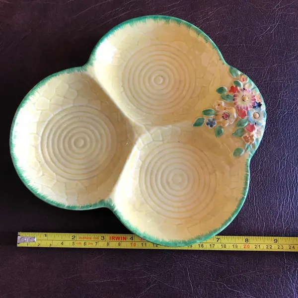 Foto de um(a) Antiga Petisqueira Art Deco Porcelana Inglesa Carlton Ware, da categoria de Travessas e tigelas. Antiga e decorativa petisqueira, em fina porcelana inglesa da famosa manufatura Carlton Ware. Peça de colecionador.... Mostrado de uma perspectiva diferente. Vendido no marketplace Trésors.