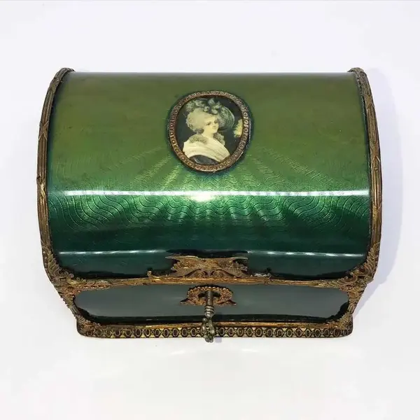Foto de um(a) Antiga Caixa Porta Jóias Baú Bronze Ormolu Estilo Império, da categoria de Cestos e Caixas. Germany. Antiga e fina caixa porta jóias no formato de baú, com partes em couro e acabamento em bronze ormolu (com banho de... Mostrado de uma perspectiva diferente. Vendido no marketplace Trésors.