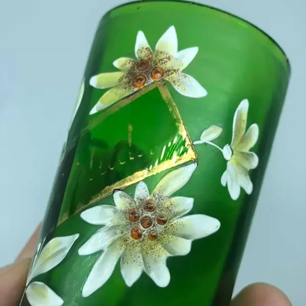 Foto de um(a) Antigo Copo Em Vidro Veneziano Verde Art Nouveau Pintado Mao, da categoria de Copos e taças. Início do século XX, ricamente pintado à mão.Medidas 10x6,5cm. Mostrado de uma perspectiva diferente. Vendido no marketplace Trésors.