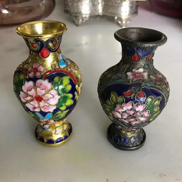 Foto de um(a) Antigo Par De Pequenos Vasos Bronze Cloisonné Esmaltados Mão, da categoria de Vasos. Antigo e delicado par de pequenos vasinhos em bronze Cloisonné, esmaltados à mão.Medem aprox 10cm de altura. Mostrado de uma perspectiva diferente. Vendido no marketplace Trésors.