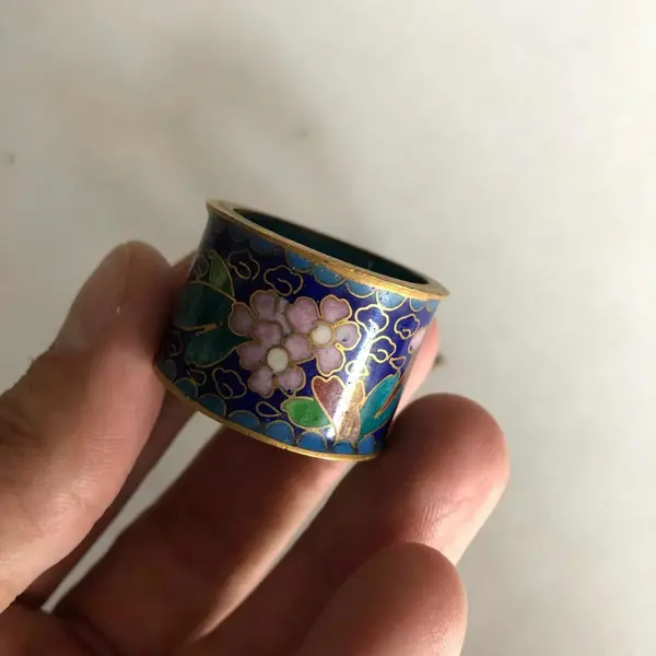 Foto de um(a) Antigo Par De Porta Guardanapos Em Cloisonné, da categoria de Anel para guardanapo. Antigo par de porta guardanapos em cloisonné feitos à mão.Mede aprox 3cm. Mostrado de uma perspectiva diferente. Vendido no marketplace Trésors.