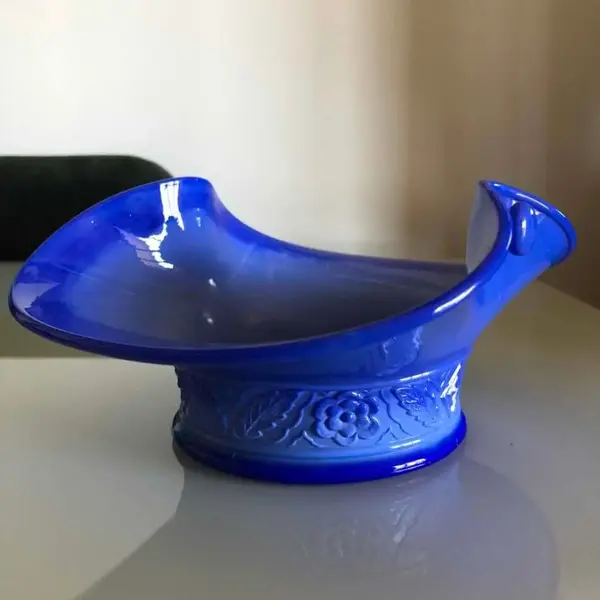 Foto de um(a) Antigo Centro De Mesa Fruteira Opalina Francesa Art Deco, da categoria de Centro de mesa. Antigo e diferente centro de mesa em opalina, com decoração floral e folhas, feita à mão em alto-relevo. Peça muito... Mostrado de uma perspectiva diferente. Vendido no marketplace Trésors.