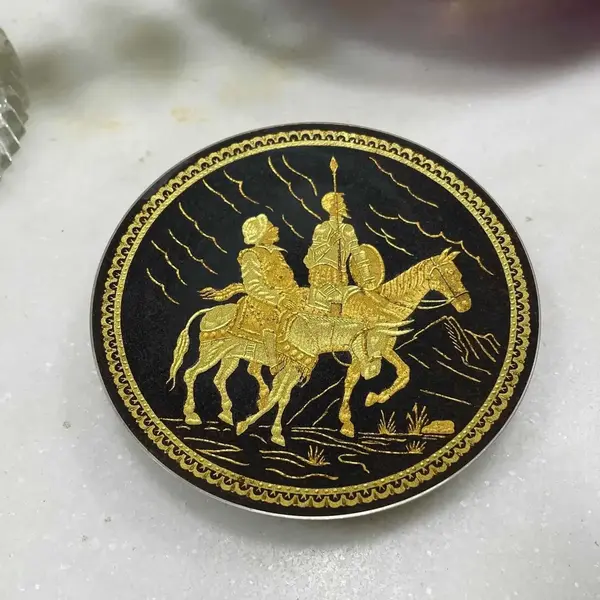 Foto de um(a) Antigo Porta Cartões Dom Quixote Ouro Toledo Damasquinado, da categoria de Pratos Decorativos. Ouro Toledo, Damasquinado. Antigo e lindo pratinho, porta cartões em metal com decoração em relevo de Don Quixote e Sancho... Mostrado de uma perspectiva diferente. Vendido no marketplace Trésors.