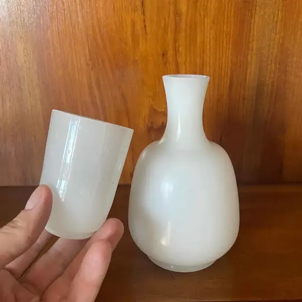 Foto de um(a) Antiga Verre Deau (Moringa) Em Opalina Francesa Branca, da categoria de Garrafas, potes e jarros. A beleza das opalinas. Muito apreciadas e valorizadas, as opalinas apareceram na França na década de 1840, sendo seu... Mostrado de uma perspectiva diferente. Vendido no marketplace Trésors.
