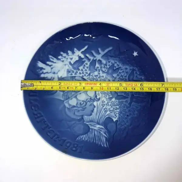 Foto de um(a) Antigo Prato Decorativo Porcelana Royal Copenhagen 1981, da categoria de Pratos Decorativos. Royal Copenhagen. Lindo e decorativo prato de coleção, em porcelana artística, da famosa manufatura Dinamarquesa, Royal... Mostrado de uma perspectiva diferente. Vendido no marketplace Trésors.