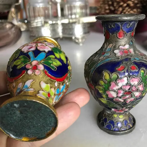 Foto de um(a) Antigo Par De Pequenos Vasos Bronze Cloisonné Esmaltados Mão, da categoria de Vasos. Antigo e delicado par de pequenos vasinhos em bronze Cloisonné, esmaltados à mão.Medem aprox 10cm de altura. Mostrado de uma perspectiva diferente. Vendido no marketplace Trésors.