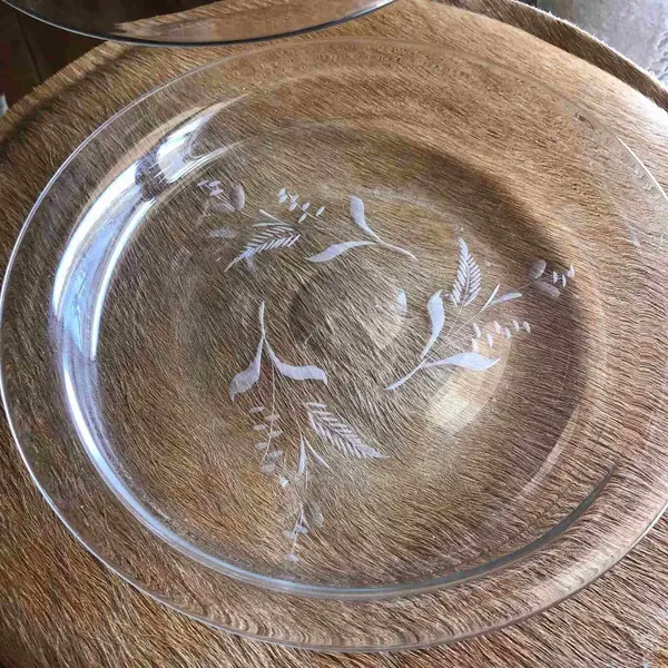 Foto de um(a) Antiga Fina Queijeira Boleira Cristal Francês Lapidada À Mão, da categoria de Garrafas, potes e jarros. Antiga e rara queijeira em finíssimo cristal francês, toda lapidada à mão com desenhos de folhas e flores. Início do século... Mostrado de uma perspectiva diferente. Vendido no marketplace Trésors.
